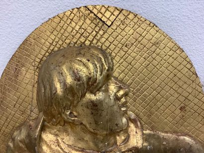 Paire de profils en bois et stuc dorés, XVIIIème...