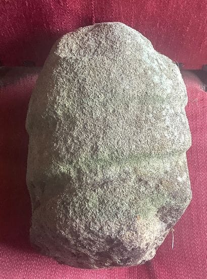 Tête de saint évêque en granit sculpté. Bretagne,...