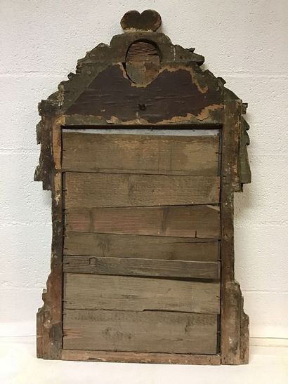 Miroir rectangulaire à fronton en bois doré...