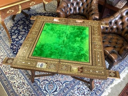 Table à jeux orientale en plaquage, richement...