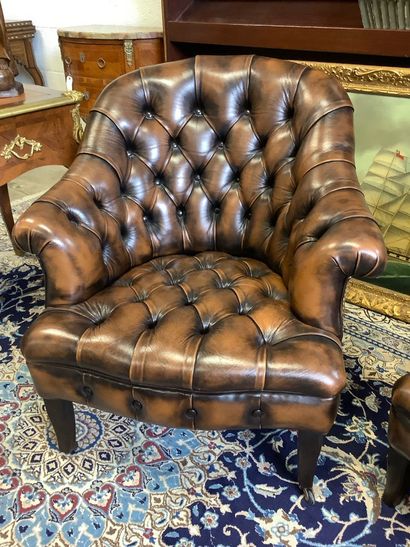 Deux fauteuils style chesterfield en cuir,...