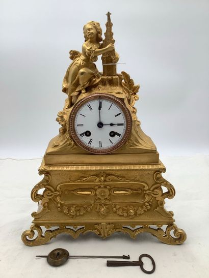 Pendule en bronze doré.
Fonctionnelle avec...