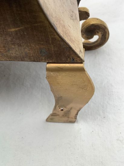 Pendule en bronze doré.
Fonctionnelle avec...
