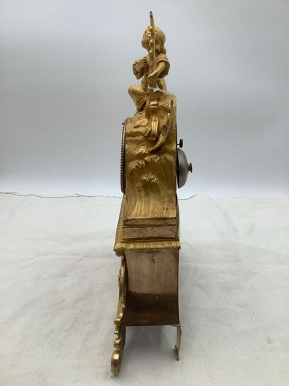 Pendule en bronze doré.
Fonctionnelle avec...