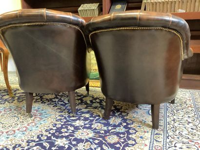 Deux fauteuils style chesterfield en cuir,...