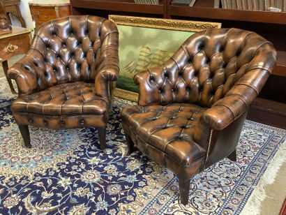 Deux fauteuils style chesterfield en cuir,...