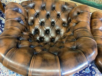 Deux fauteuils style chesterfield en cuir,...