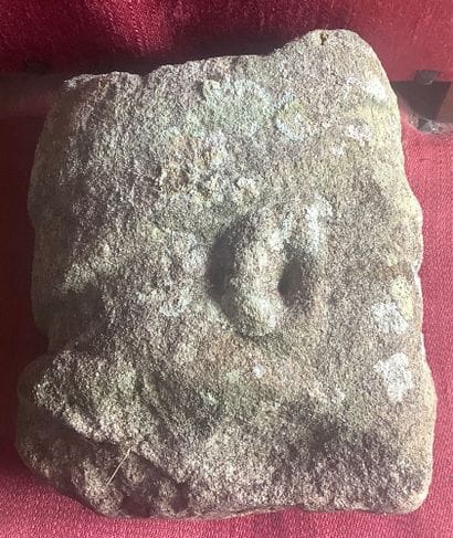 Tête de saint évêque en granit sculpté. Bretagne,...