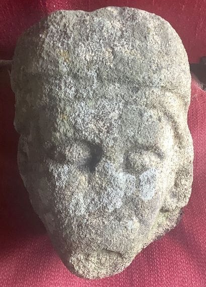Tête de saint évêque en granit sculpté. Bretagne,...