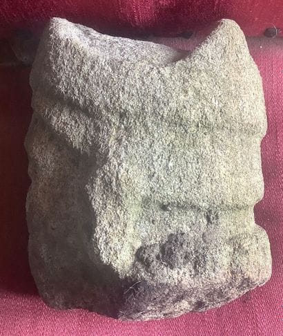 Tête de saint évêque en granit sculpté. Bretagne,...