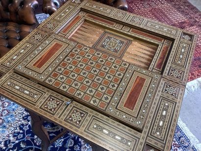 Table à jeux orientale en plaquage, richement...