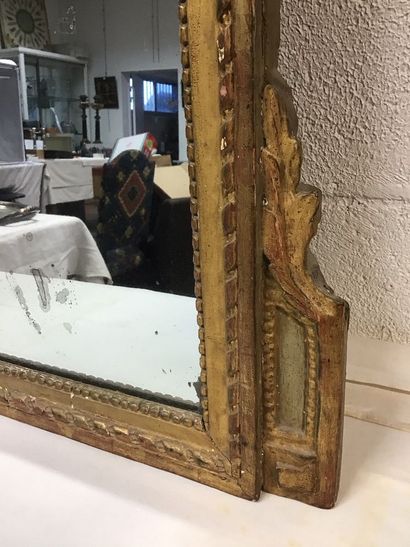 Miroir rectangulaire à fronton en bois doré...