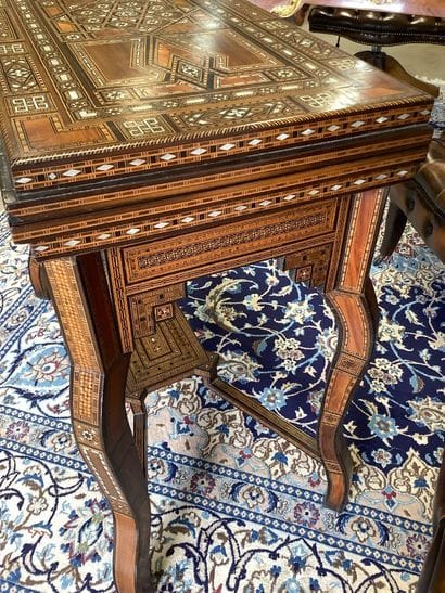 Table à jeux orientale en plaquage, richement...