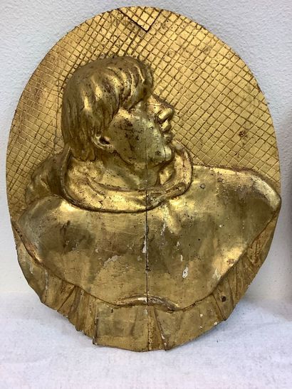 Paire de profils en bois et stuc dorés, XVIIIème...