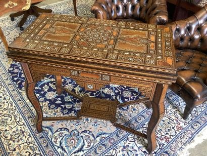 Table à jeux orientale en plaquage, richement...