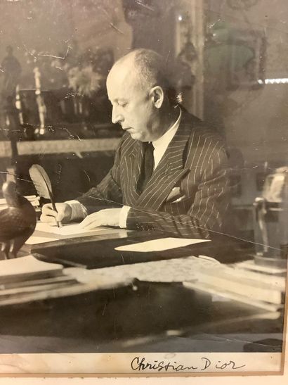 Christian DIOR à son bureau, autographe,...