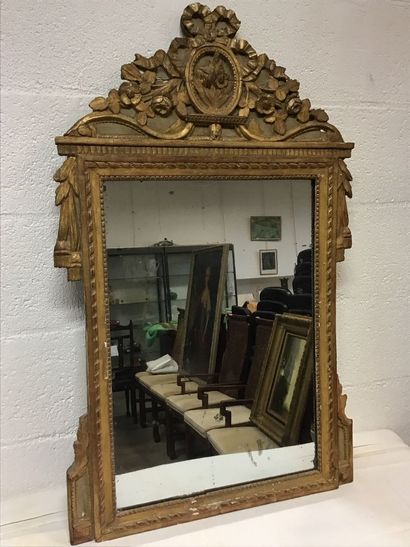 Miroir rectangulaire à fronton en bois doré...
