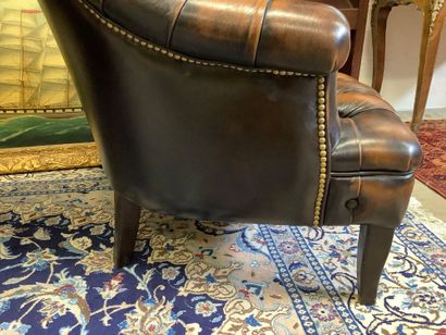 Deux fauteuils style chesterfield en cuir,...