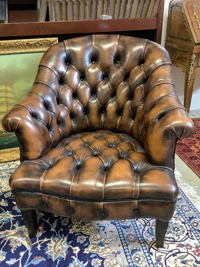 Deux fauteuils style chesterfield en cuir,...