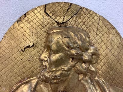 Paire de profils en bois et stuc dorés, XVIIIème...
