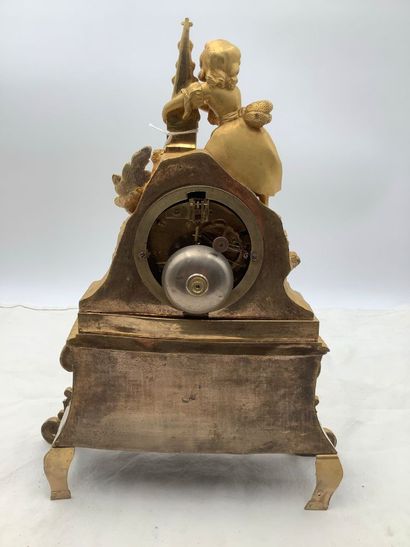 Pendule en bronze doré.
Fonctionnelle avec...