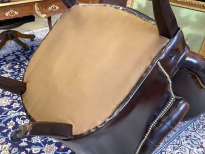 Deux fauteuils style chesterfield en cuir,...