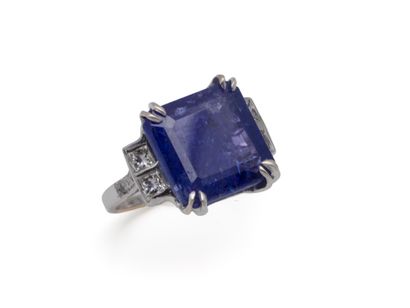 Bague en or gris 750 millièmes ornée d'une...