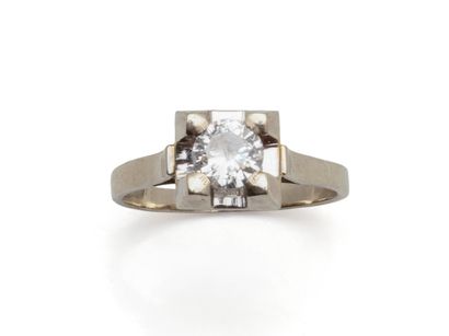 Bague solitaire en or gris 750 millièmes,...