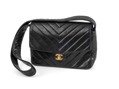 CHANEL
Black herringbone leather bag, flap...