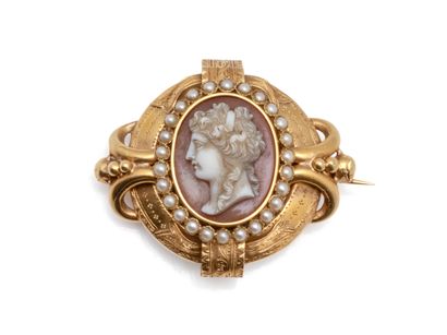 Broche en or 750 millièmes, ornée d'un camée...