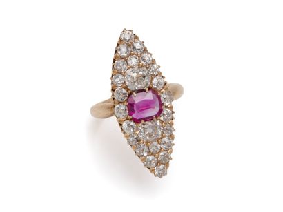 Elégante bague marquise en or 585 millièmes,...