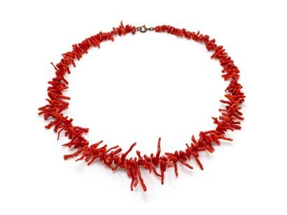 Collier orné d'une chute de petites branches...