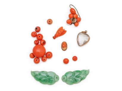 Lot composé de perles et cabochon de corail,...