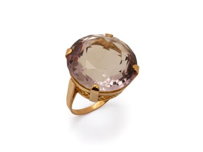 Bague en or 750 millièmes, ornée d'une importante...