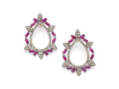 Paire de boucles d'oreilles en or 375 et...
