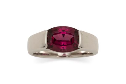 Bague en or gris 750 millièmes ornée d'un...