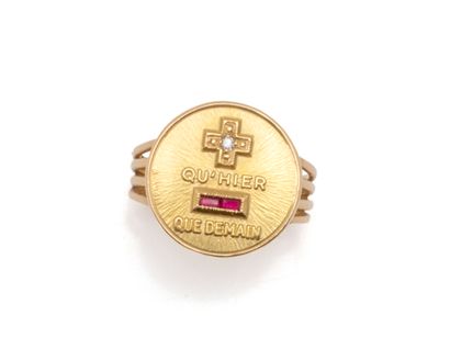 Bague en or 750 millièmes décorée d'une médaille...