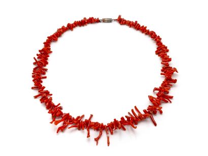 Collier composé de branches en corail. Il...