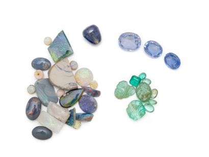 Lot composé de saphirs facettés et cabochons...