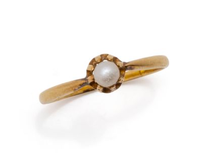 Bague en or 750 millièmes ornée d'une perle...