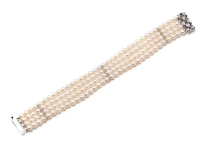 Bracelet composé de 4 rangs de perles de...