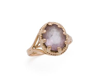 Bague en or 750 millième, ornée d'une améthyste...