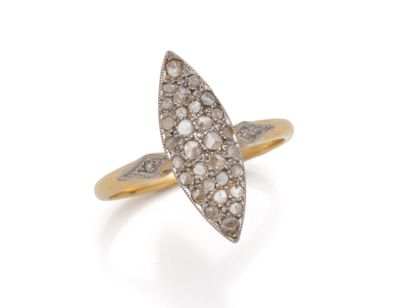 Bague marquise en or 750 et platine 850 millièmes,...