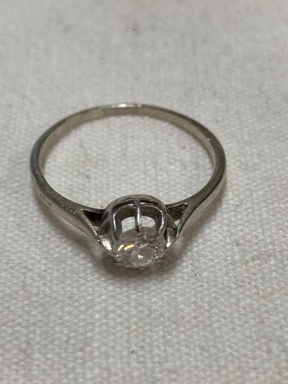 Bague solitaire en or gris 750 millièmes,...