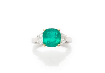 Bague2 tons d'or 750 millièmes, ornée d'une...