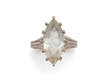 Bague marquise en or gris 750 millièmes,...