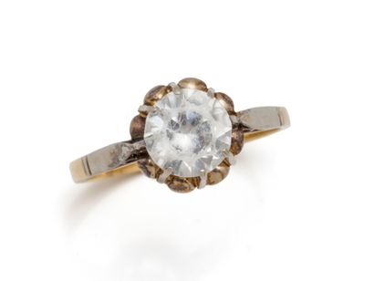 Bague solitaire en or 750 millièmes ornée...