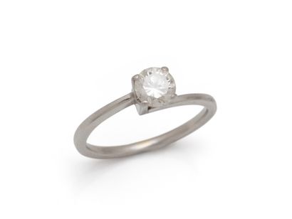 Bague en platine 850 millièmes, ornée d'un...