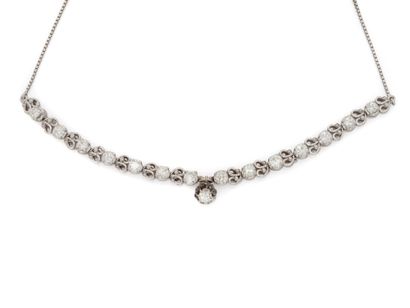 Collier en or gris 750 millièmes, centré...