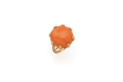 Bague en or 750 millièmes ornée d'un cabochon...
